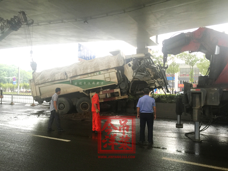 交通施救（高架桥下，限制空间）